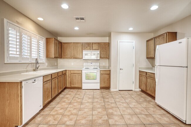 Building Photo - Lovely 3 Bedroom House!