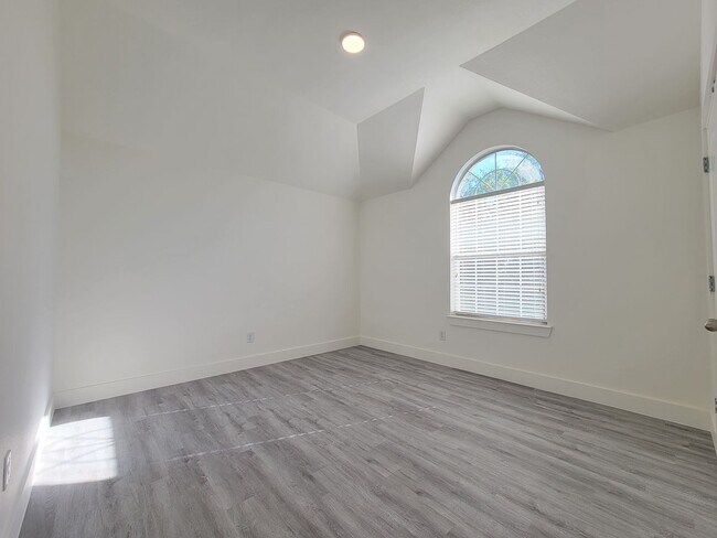 Building Photo - 405 Darkwoods Dr