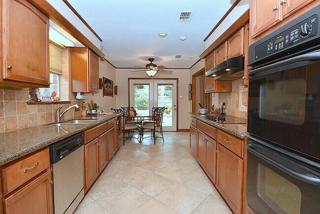 Building Photo - 1126 Western Springs Dr