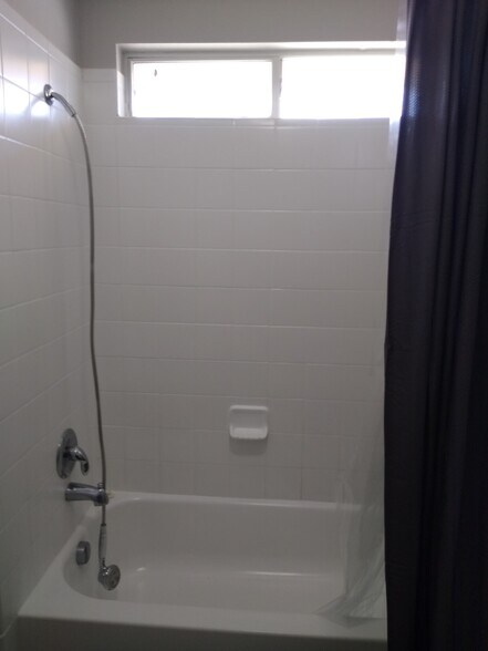 Room C and D Shared Bathroom - 10951 Mustang Spring