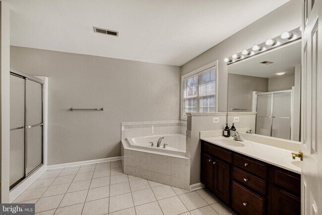 Building Photo - 8375 Mitzy Ln