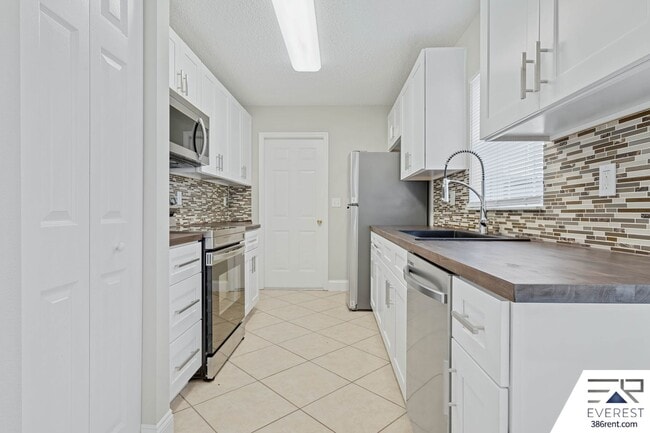 Building Photo - LIKE NEW 3/2/2 IN THE HEART OF PALM COAST