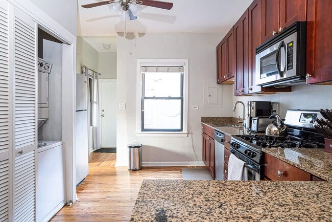 Building Photo - 628 W Schubert Ave