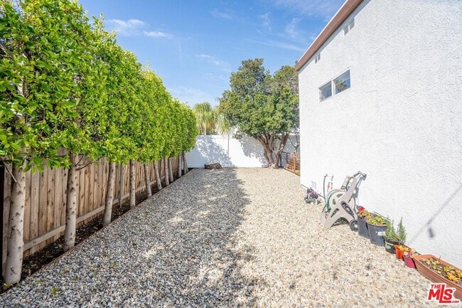 Building Photo - 5705 Jamieson Ave