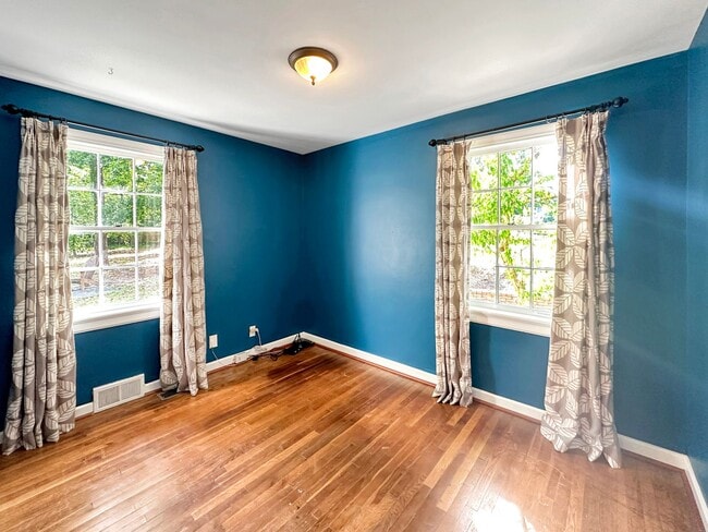 Building Photo - Fabulous Cape Cod in the West End!!