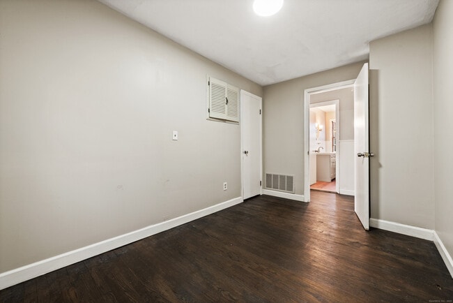 Building Photo - 30 Doran St