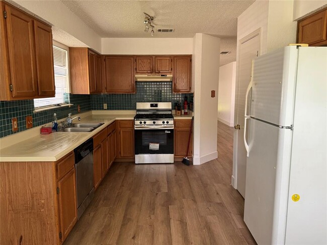 Building Photo - 709 Shade Tree Dr