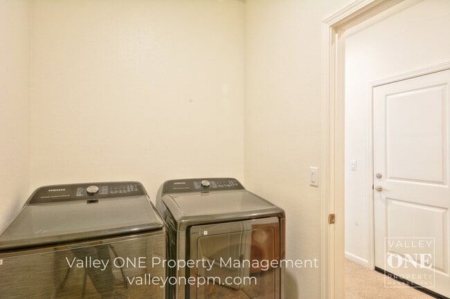 Building Photo - 933 Tipton Ln