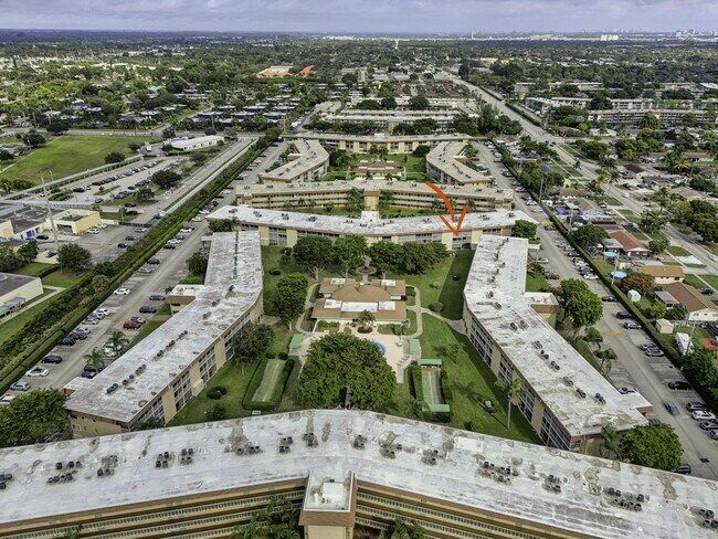 Building Photo - 700 Village Green Ct