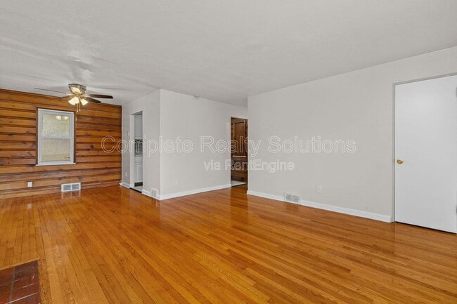 Building Photo - 375 Adrian Dr