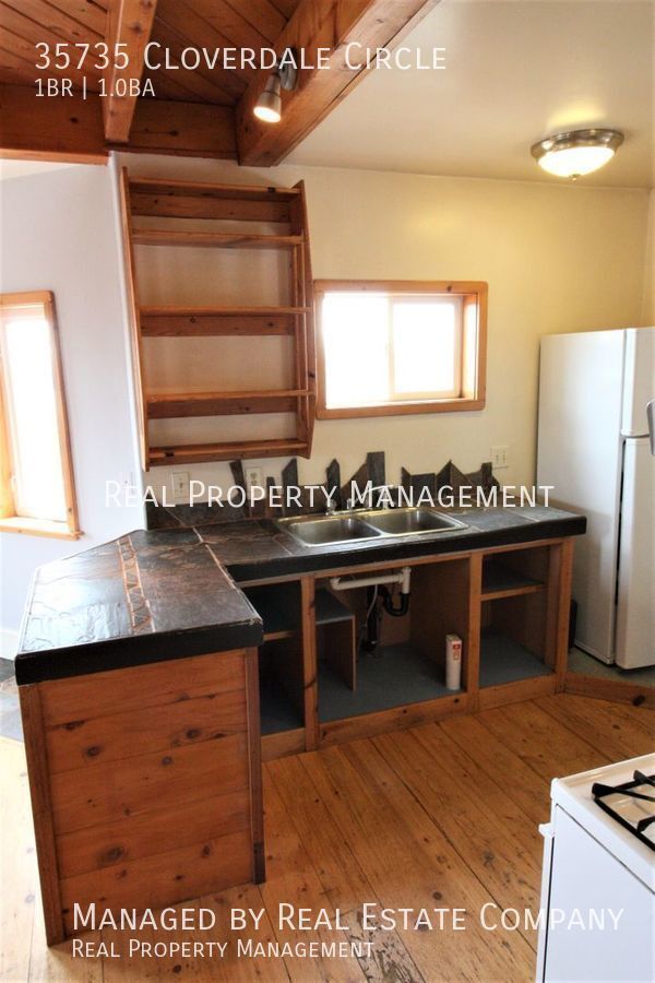 Building Photo - 35735 Cloverdale Cir