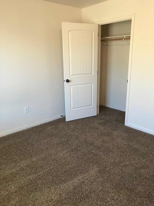 Building Photo - Cozy 2 bedroom Duplex Home