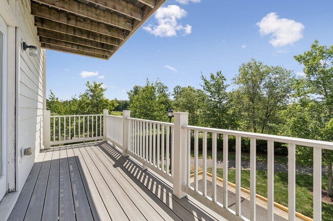 Building Photo - This beautifully maintained end-unit brick...