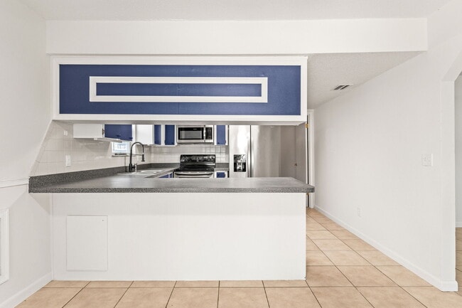 Building Photo - Charming 2-Bed Duplex Retreat in Edgewater...