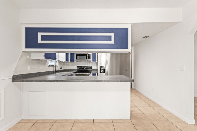 Building Photo - **FIRST MONTH FREE RENT OFFER** Charming 2-Bed Duplex Retreat in Edgewater, so close to the beach...