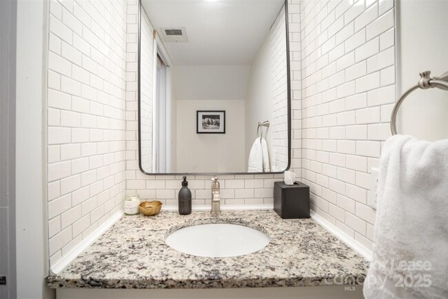 Building Photo - 4611 Hedgemore Dr