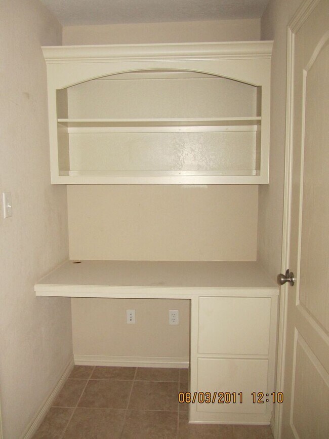Building Photo - 2 BED 2 BATH TOWNHOME ON SHUTTLE ROUTE NEAR CAMPUS -  WITH POOL!