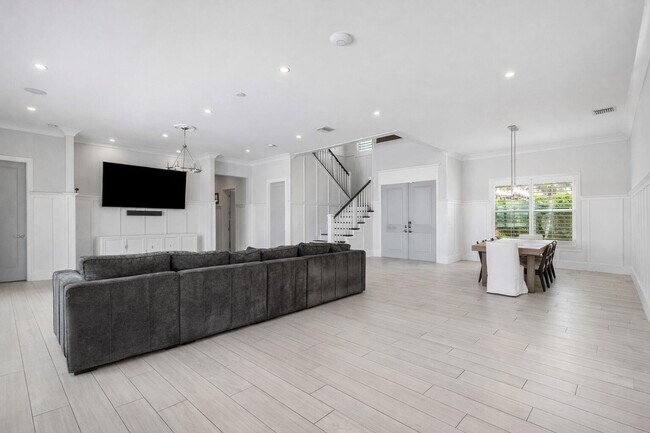 Building Photo - 2100 Notre Dame Dr