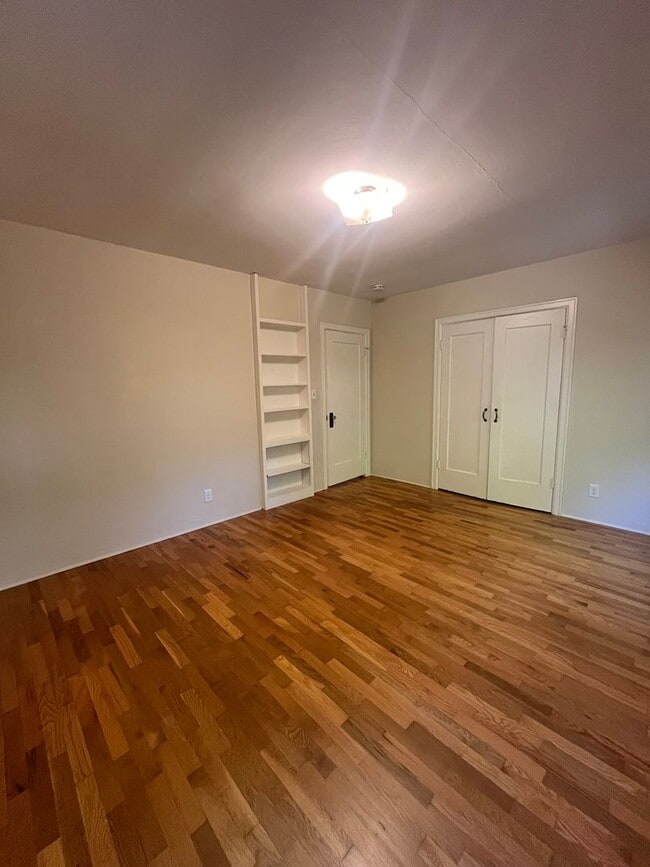 Building Photo - 3- Bedroom 2.5-Bathroom Gardening paradise...