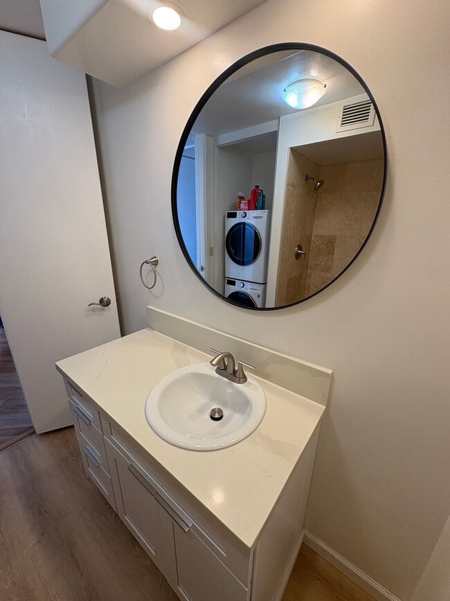Building Photo - Beautiful views at Banyan Tree Plaza! 2 bedroom, 2 bath, 1 parking