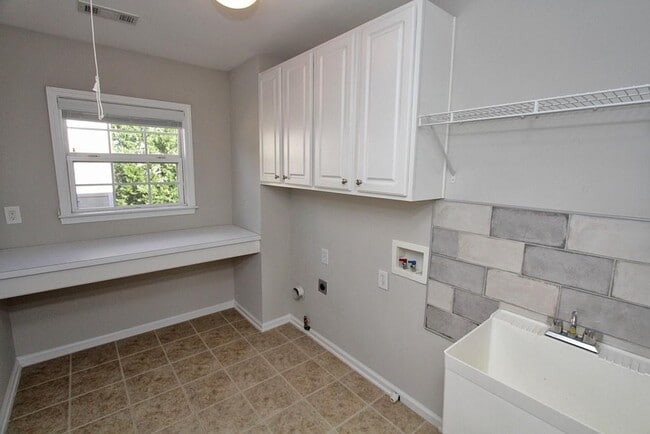 Building Photo - 5057 Bethpage Dr NE