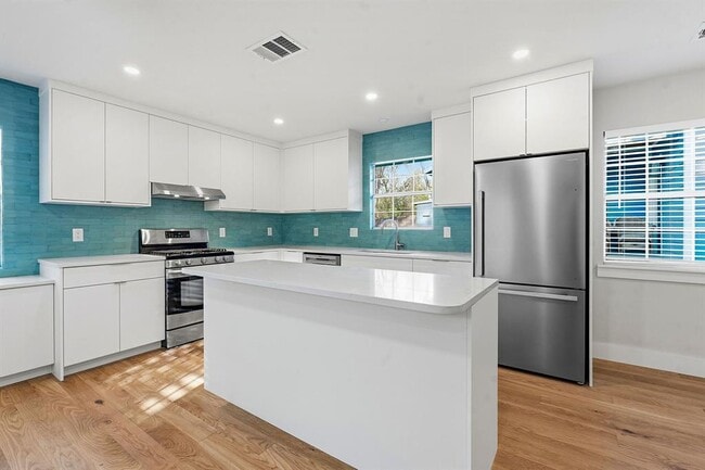 Building Photo - 827 Gullett St