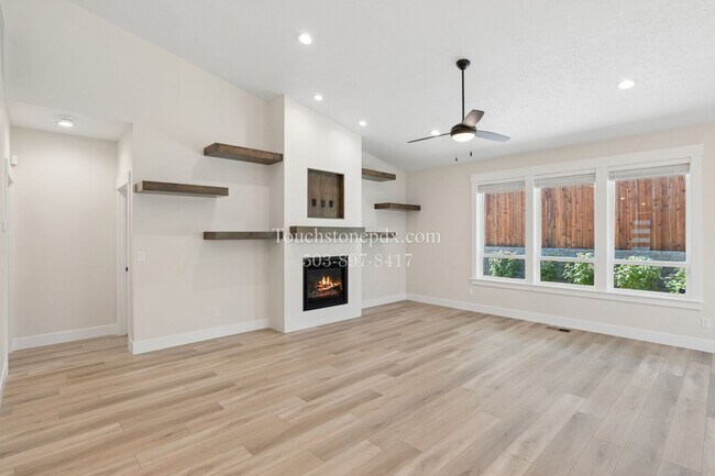 Building Photo - Stunning 3 BD, 2 BA Salem Home with Elegant Finishes!