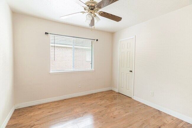 Building Photo - 22018 Kenlake Dr