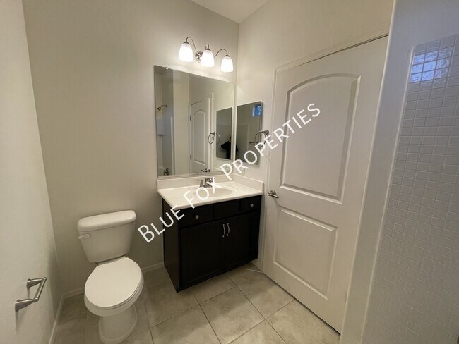 Building Photo - 8721 N Black Pine Dr
