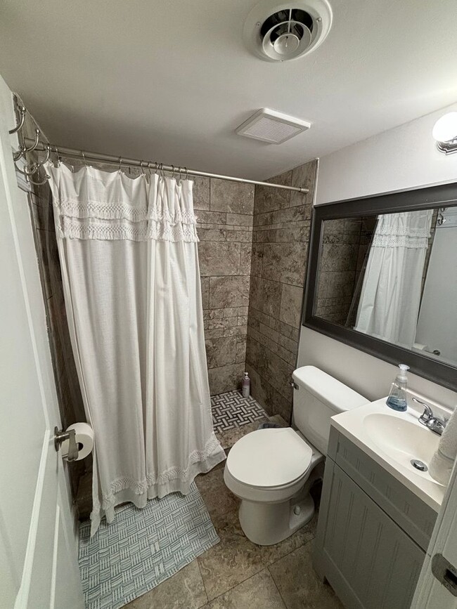Building Photo - Spacious 3BR/2BA Condo Near UTK – Updated,...