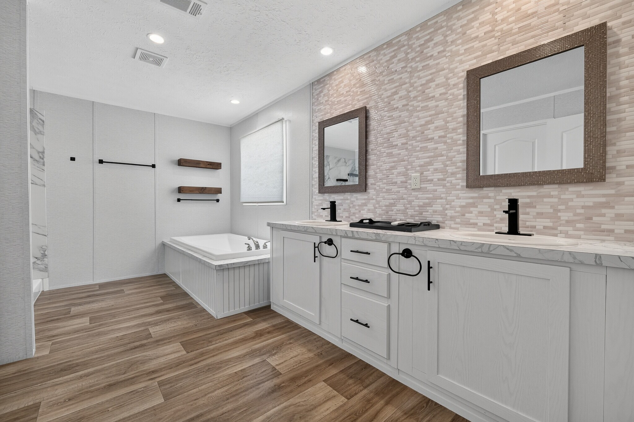 Building Photo - 2033 Daisy Lou