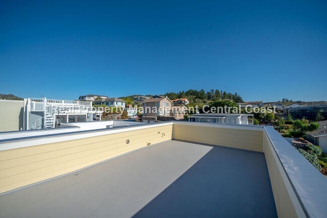 Building Photo - AVAILABLE OCTOBER  - Stunning Townhome in ...