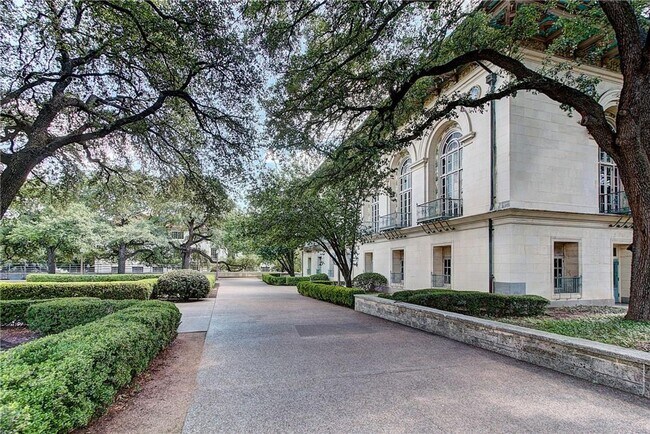 Building Photo - Centennial West Campus - Prime Time - 3BD/ 2BA - 1200 Sq ft - 1 Block to UT Campus - 2 Covered Pa...