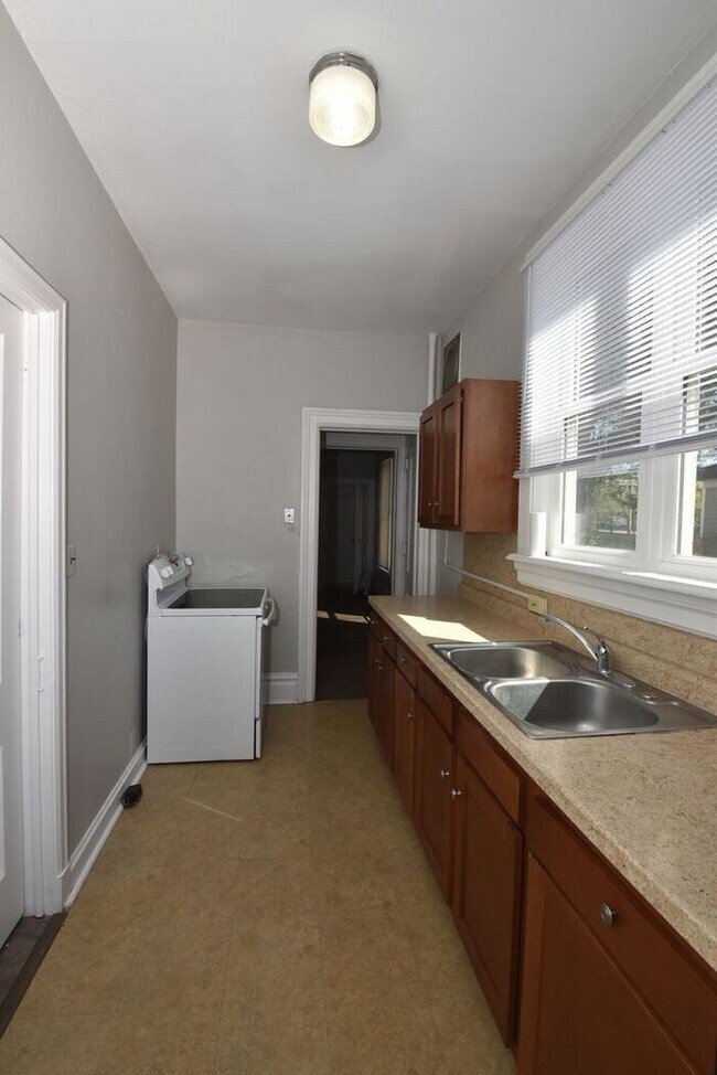 Building Photo - Spacious 2 bedrooms with their own bathroom suite