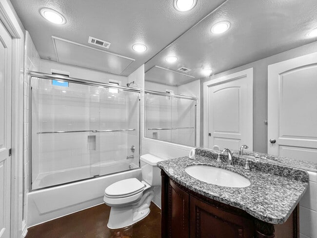 Building Photo - 2BR Townhome w/ Garage, Patio + Pool Access in 75209