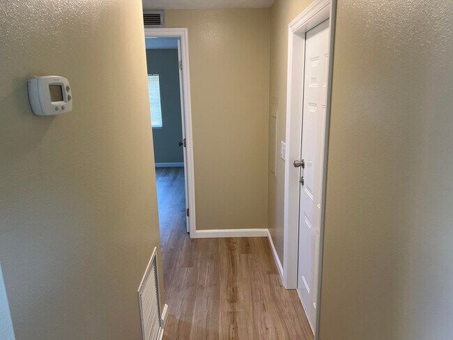 Building Photo - 1065 Moonlight Ct