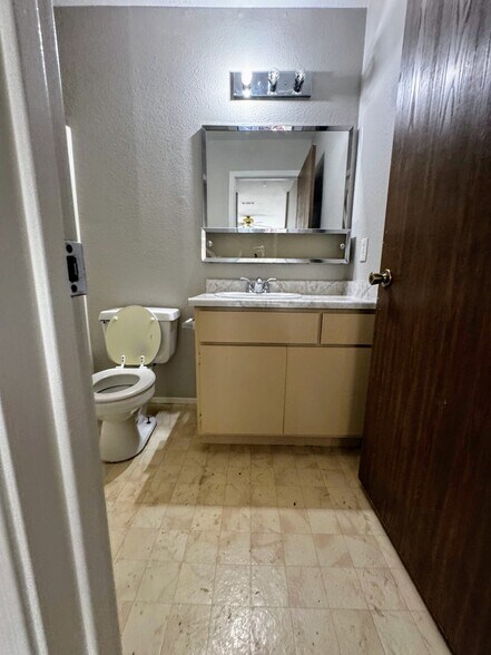 Building Photo - 615 Oriole Ave