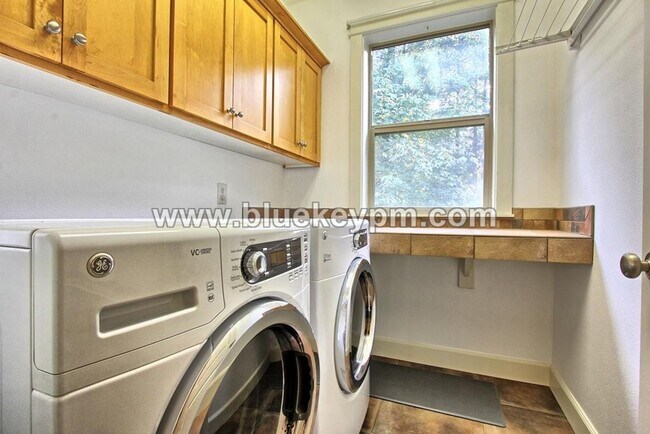 Building Photo - 5 Bedroom, 3.5 Bathrooms on a Culdesac, Wa...