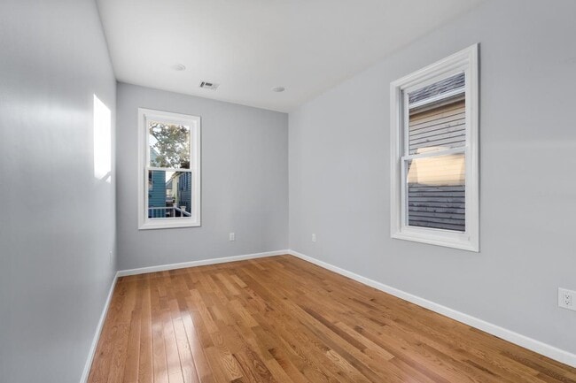 Building Photo - 170 W 10th St