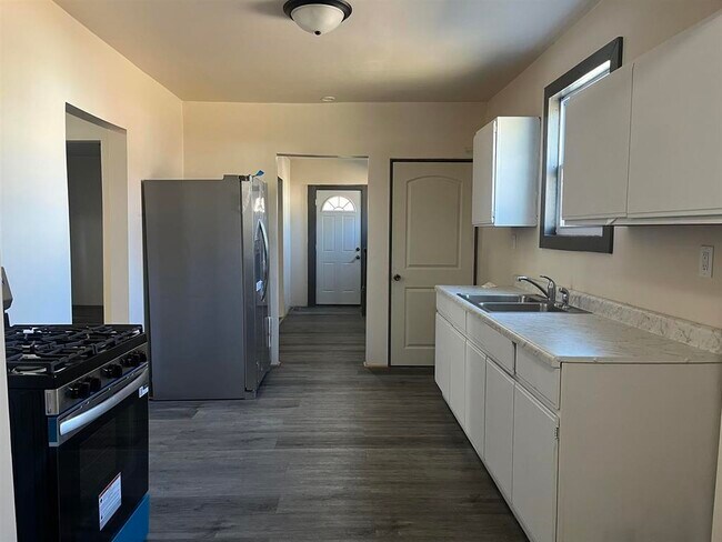 Building Photo - 1027 S Chicago Ave