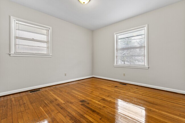 Building Photo - 257 Zandale Dr