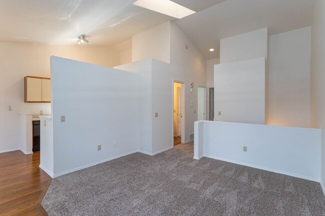 Building Photo - Lovely District 20 Townhome!
