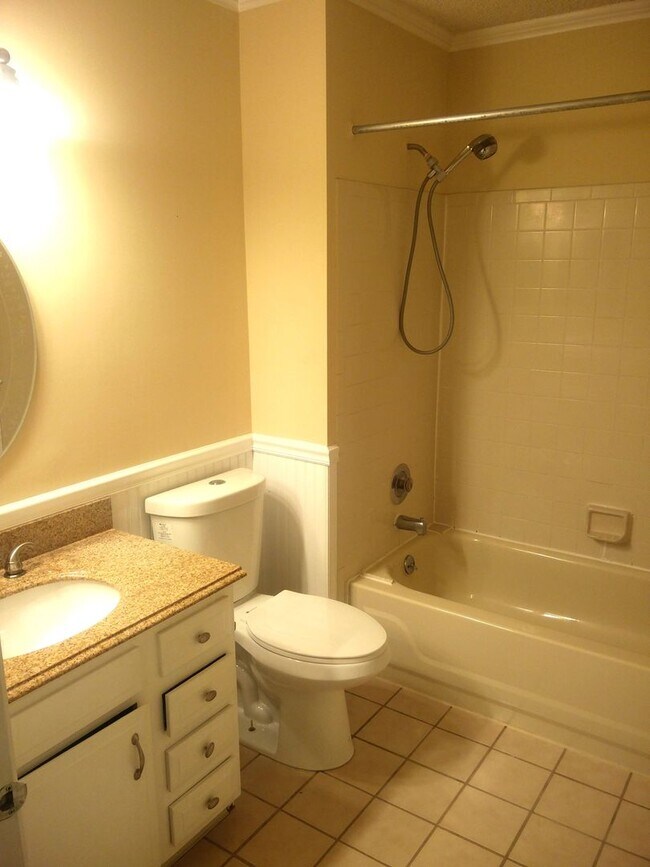 Building Photo - Spacious 3 bedroom house