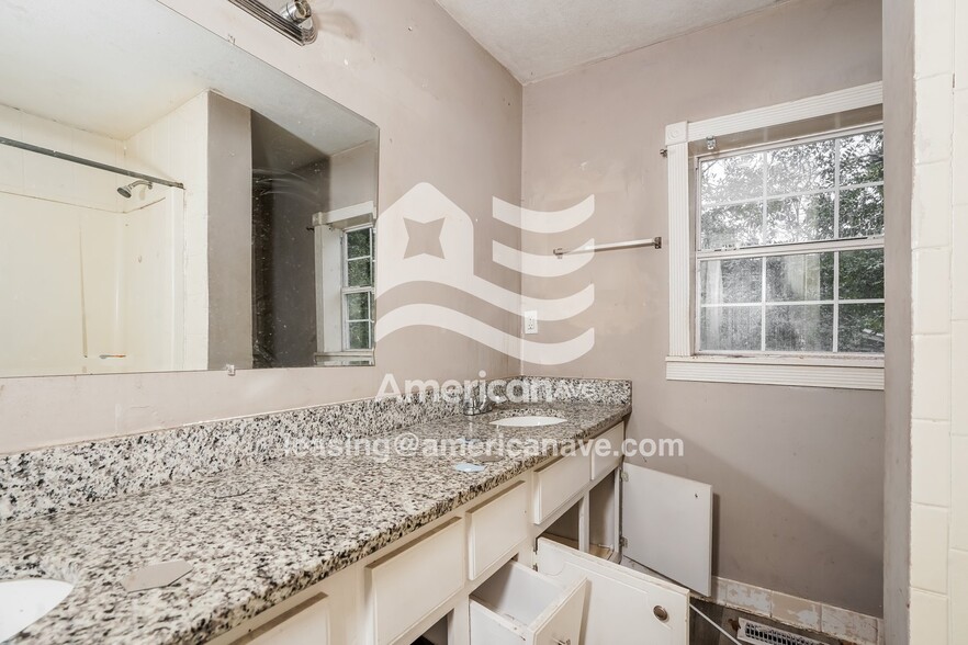 Building Photo - 2566 English Ave