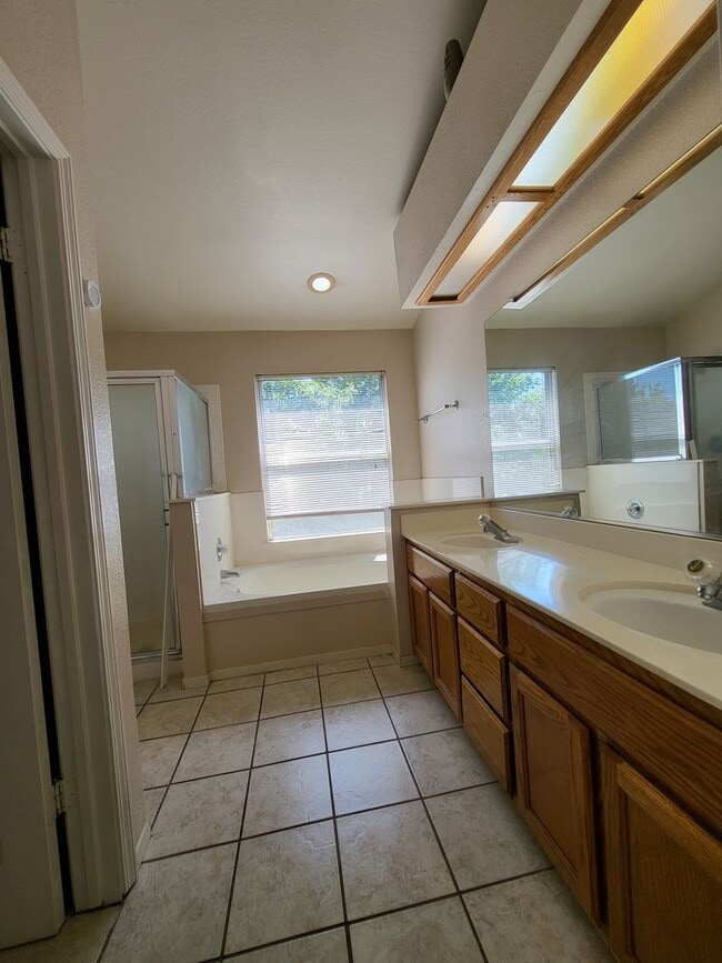 Building Photo - 4Bdm 2.5Ba Home in Convenient Location!