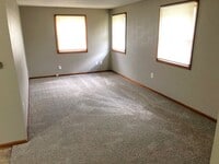 Building Photo - 2 Bed Ranch-Style House