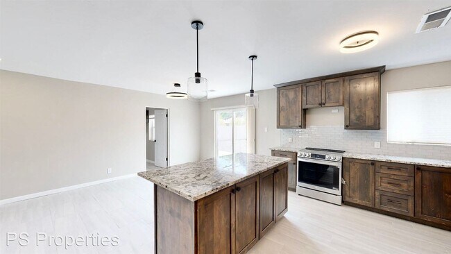 Building Photo - 3 br, 1.5 bath House - 2008 Vermont St NE ...