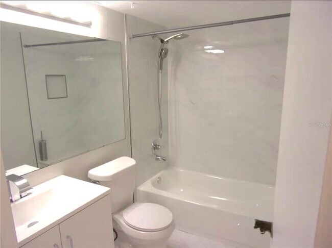 Building Photo - 1344 Pine Ridge Cir E