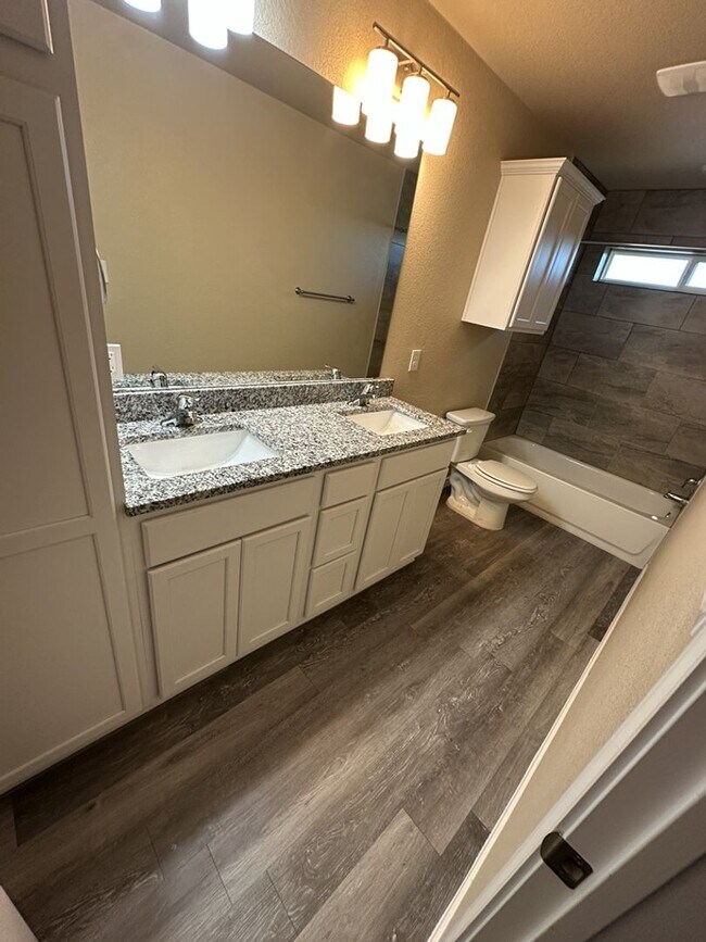 Building Photo - 3BD/2BA