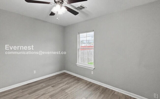 Building Photo - 2 Bed/1 Bath Condo with Fenced Yard / Pet-Friendly / Vouchers Accepted / Available Now!